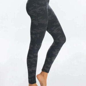 SPANX Look At Me Now Seamless Leggings Black Camo Size Medium NWT